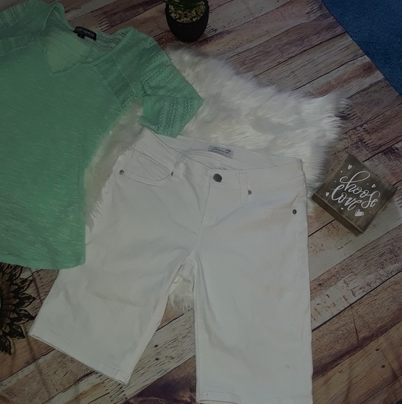 Seven7 White Bermuda shorts -NWOT - Picture 1 of 2